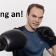 Trainer mit Boxhandschuhe in Boxerpose